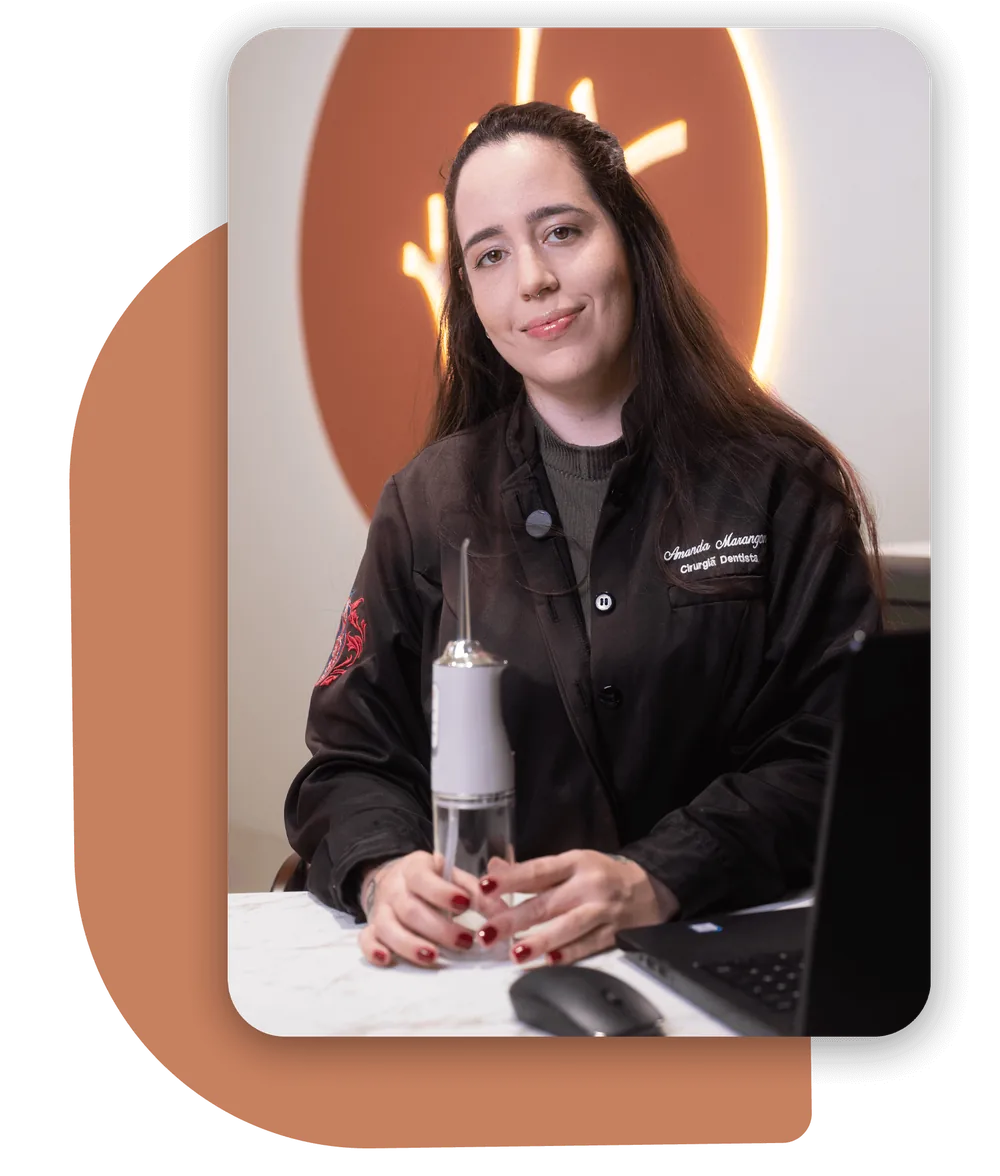 Dra. Amanda Marangon, cirurgiã-dentista, no consultório em Cuiabá